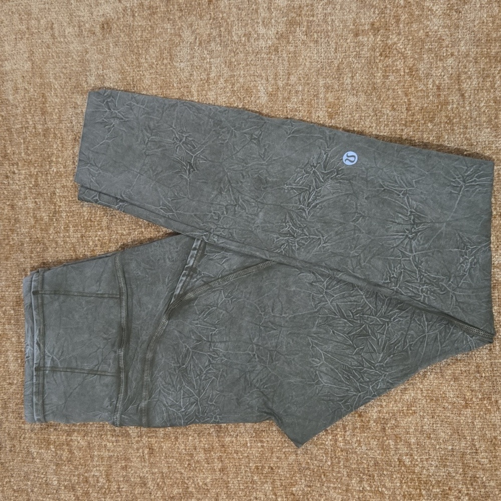 Lululemon Fast & Free 7/8 Tight II *Nulux 25"
Dark Olive size 4